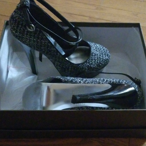 Shoes - Picture 3 of 8